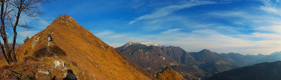Vista sulla cima del Monte Gioco e verso la Val Serina col Monte Alben e a seguire